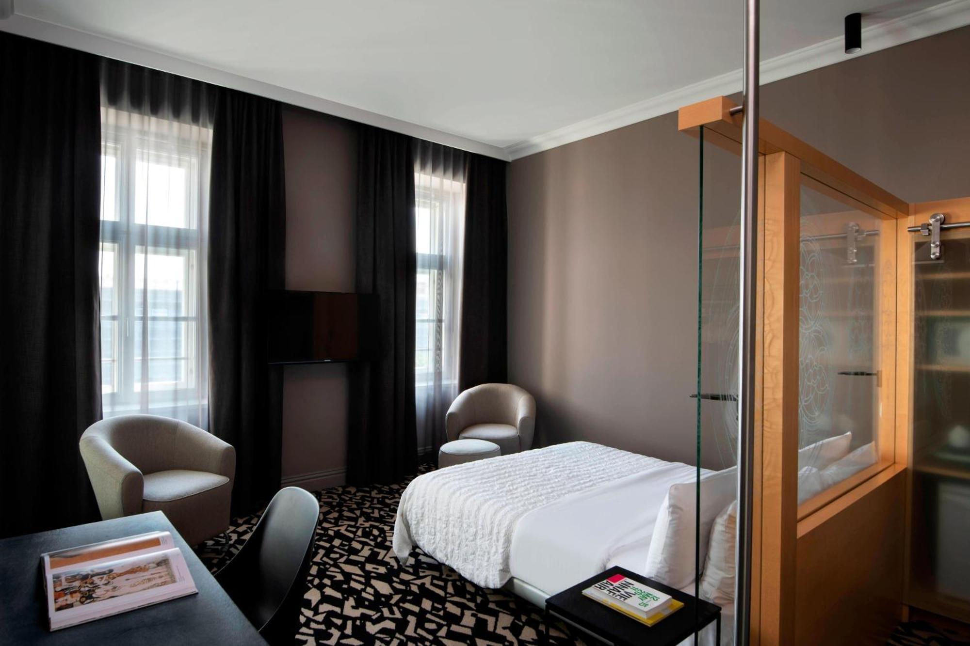 Le Meridien Вена Экстерьер фото A room at the hotel