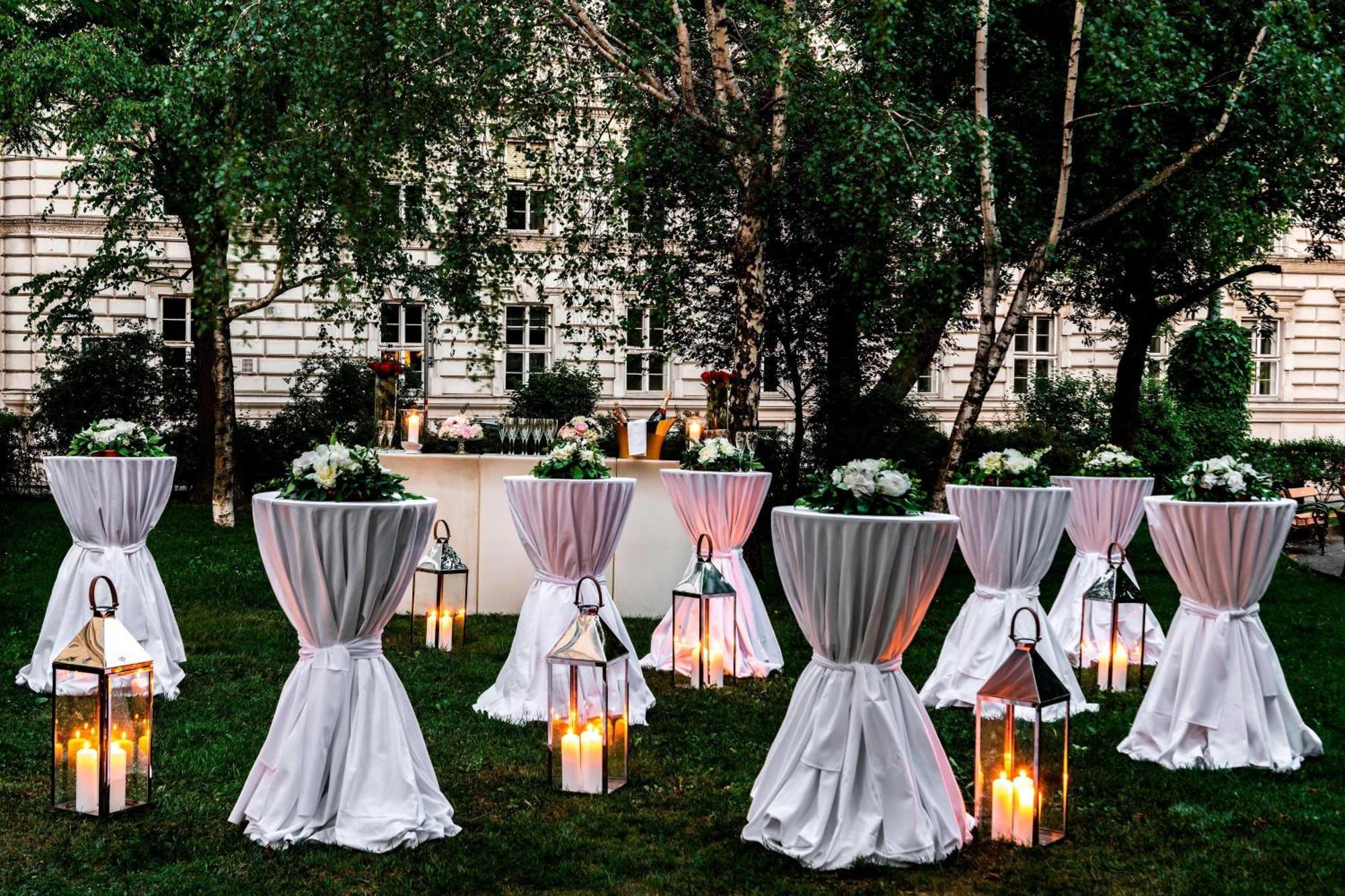 Le Meridien Вена Экстерьер фото The garden of the hotel