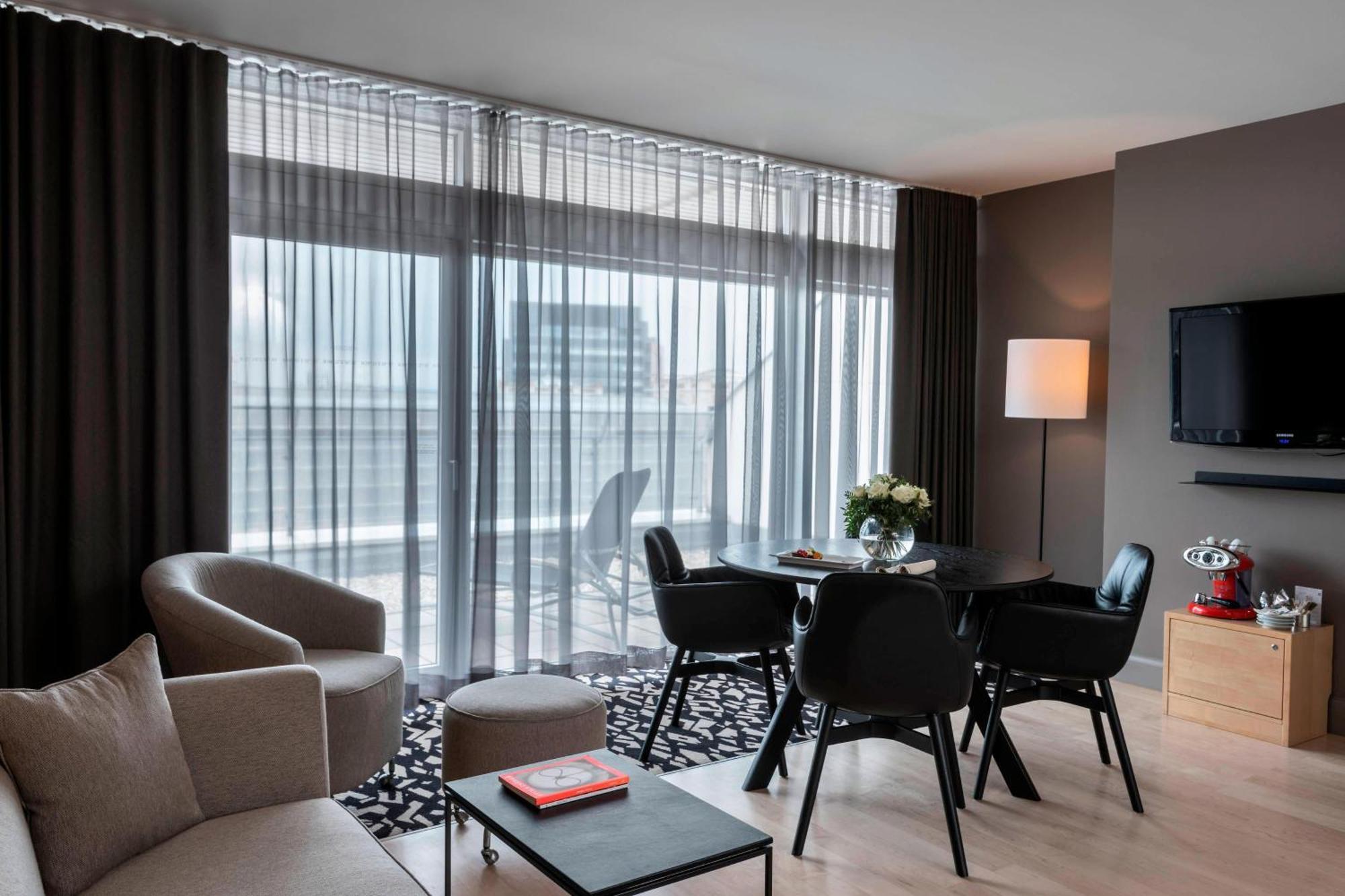 Le Meridien Вена Экстерьер фото A suite at the hotel