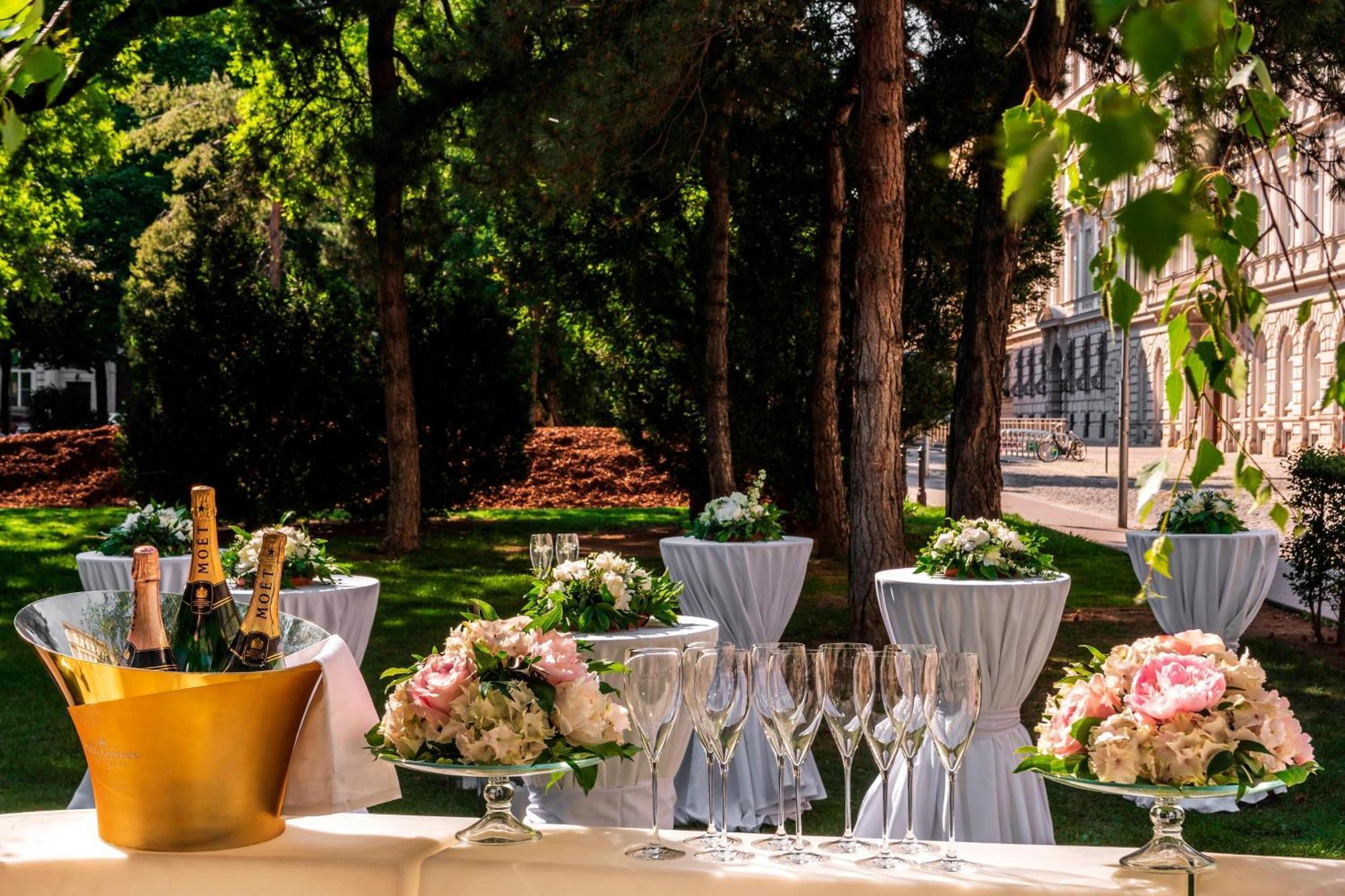 Le Meridien Вена Экстерьер фото Wedding reception at the hotel