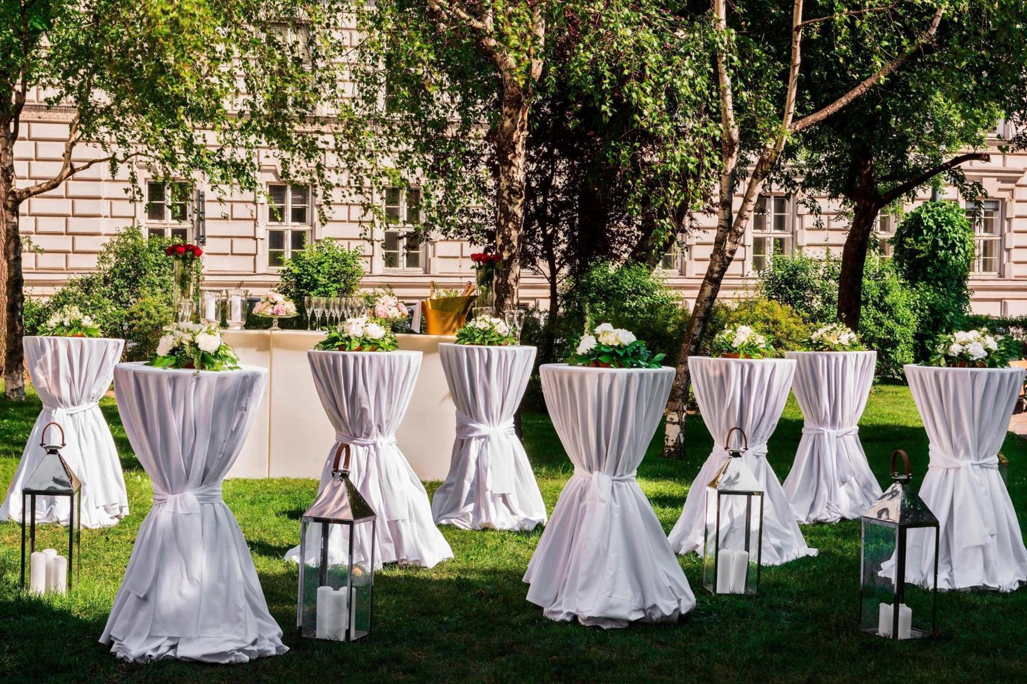 Le Meridien Вена Экстерьер фото The garden of the hotel