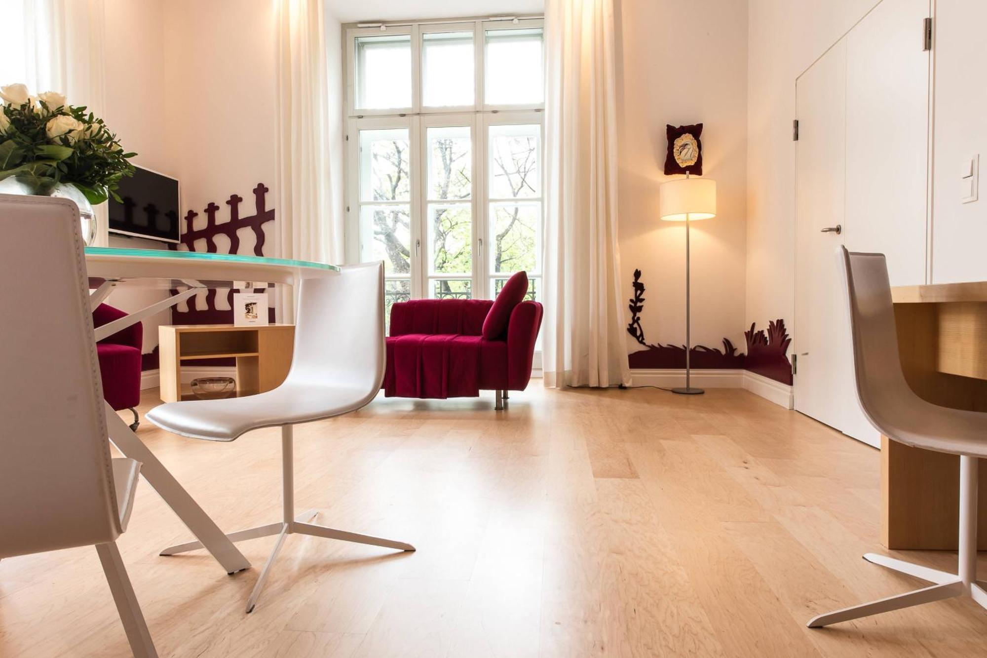 Le Meridien Вена Экстерьер фото Interior of a serviced apartment in Berlin, Germany