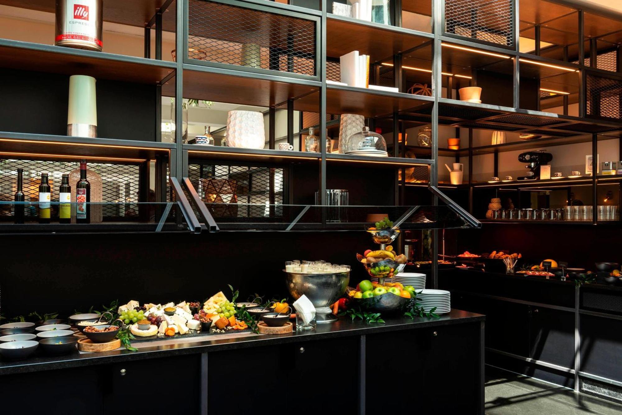 Le Meridien Вена Экстерьер фото The kitchen at the restaurant