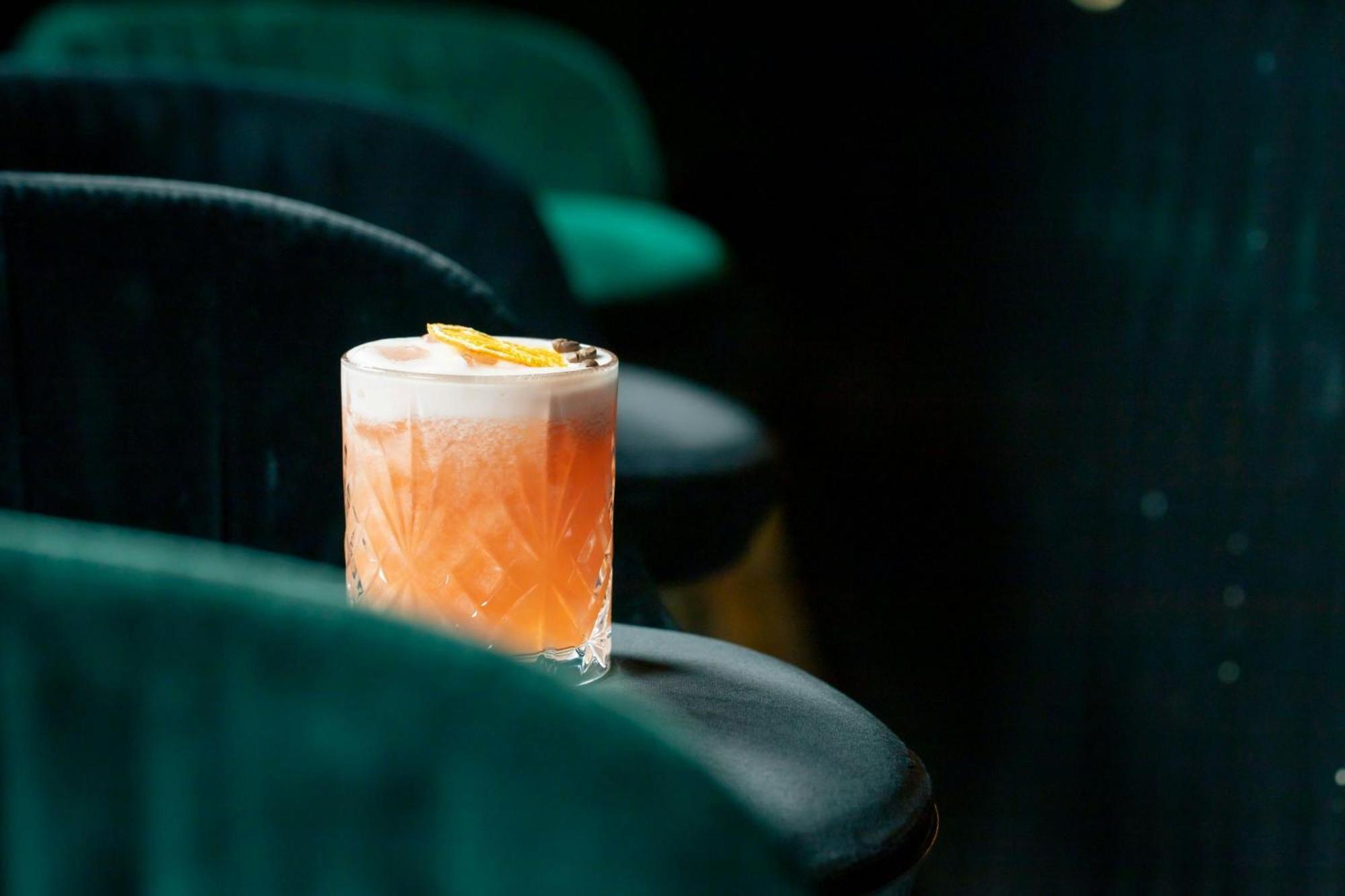 Le Meridien Вена Экстерьер фото A cocktail at the bar