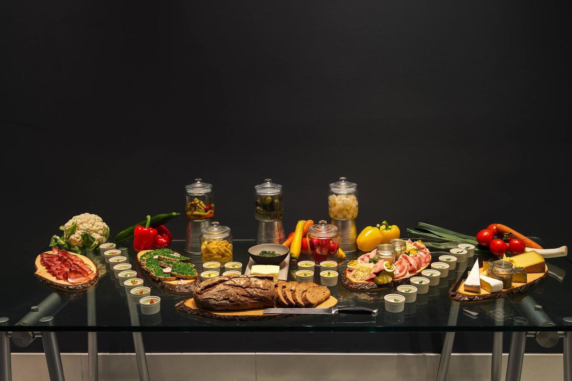 Le Meridien Вена Экстерьер фото A selection of tapas