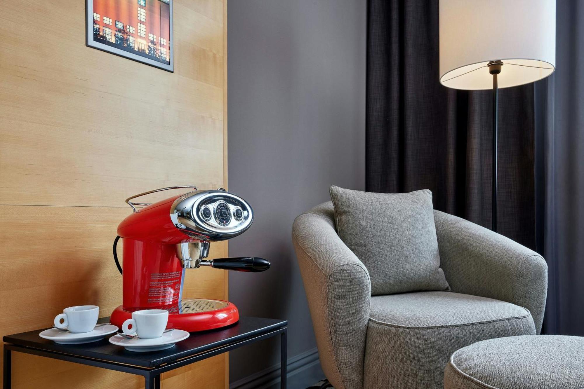 Le Meridien Вена Экстерьер фото A Nespresso machine in a hotel room